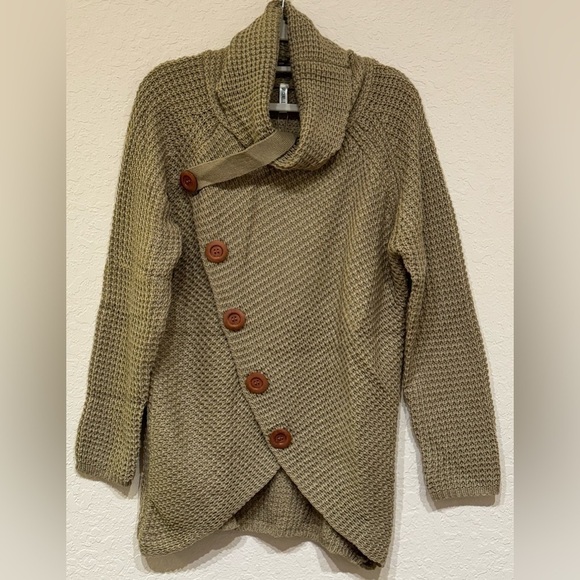 NEW Grecerelle Womens Asymmetric Chunky Button Detail Pullover Sweater Size L - Picture 5 of 14